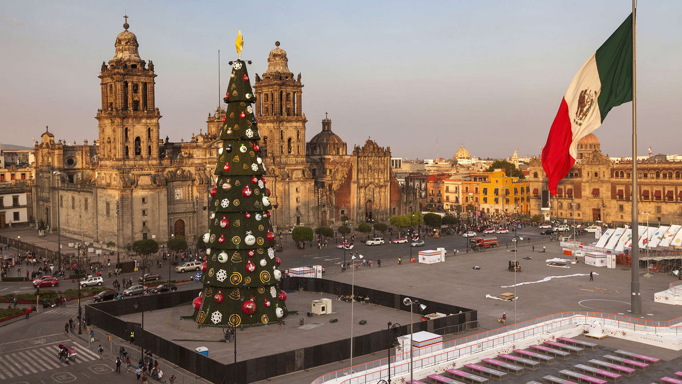 Hàng năm tại quảng trường nổi tiếng của thủ đô Mexico, người ta lắp đặt một cây thông Noel ấn tượng để quan sát tất cả các sự kiện được tổ chức vào những ngày đặc biệt này.