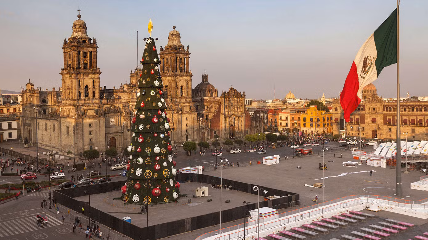 Hàng năm tại quảng trường nổi tiếng của thủ đô Mexico, người ta lắp đặt một cây thông Noel ấn tượng để quan sát tất cả các sự kiện được tổ chức vào những ngày đặc biệt này. Hàng năm tại quảng trường nổi tiếng của thủ đô Mexico, người ta lắp đặt một cây thông Noel ấn tượng để quan sát tất cả các sự kiện được tổ chức vào những ngày đặc biệt này.