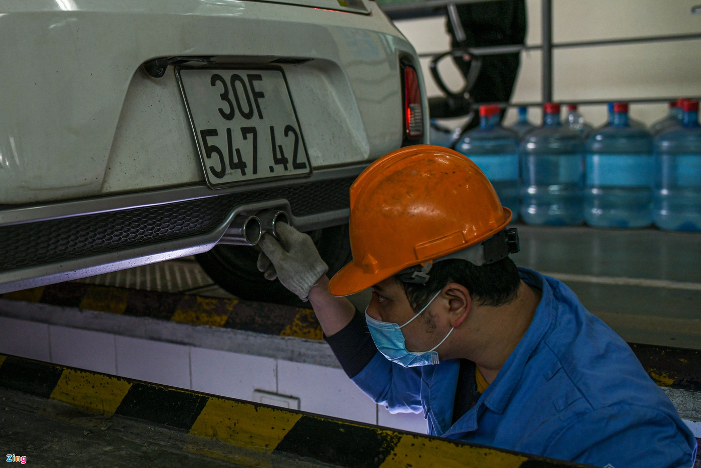 Xe vào đăng kiểm phải trải qua các công đoạn kiểm tra như khung gầm, khí thải, cường độ ánh sáng đèn, góc chiếu... Theo Điều 16 của Nghị định 100, việc điều khiển phương tiện có giấy chứng nhận hoặc tem kiểm định an toàn kỹ thuật và bảo vệ môi trường đã hết hạn sử dụng sẽ bị phạt tối đa 6 triệu đồng.