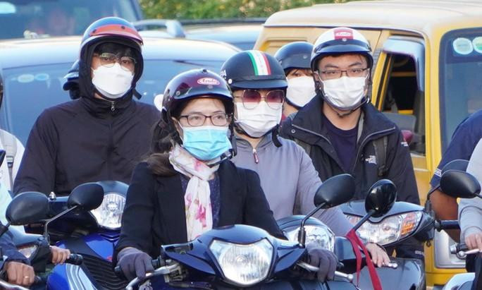 Nhiều người chọn mặc thêm áo, mang bao tay, quấn khăn cổ Nhiều người chọn mặc thêm áo, mang bao tay, quấn khăn cổ