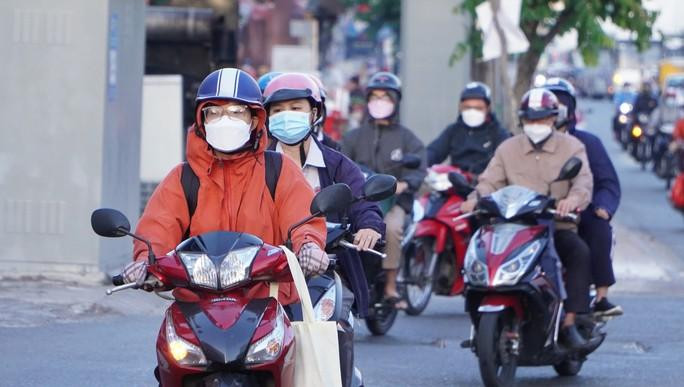 Người dân ăn mặc kín mít để đối phó với thời tiết lạnh Người dân ăn mặc kín mít để đối phó với thời tiết lạnh