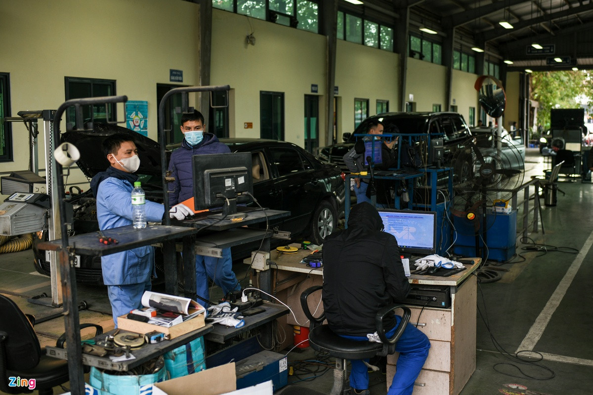Trao đổi với Zing, đại diện Trung tâm Đăng kiểm xe cơ giới 29- 03S cho hay: &quot;Việc phương tiện đến đăng kiểm đông hơn ngày bình thường một phần là do hiệu ứng từ việc nhiều trung tâm đăng kiểm trong TP Hồ Chí Minh bị đình chỉ. Nhiều chủ xe lo ngại khó khăn đăng kiểm nên đưa xe đến trước hạn. Bình quân mỗi ngày trung tâm nhận 160 đến 180 xe tới làm thủ tục đăng kiểm và tăng 25- 30% so với ngày thường&quot;.
