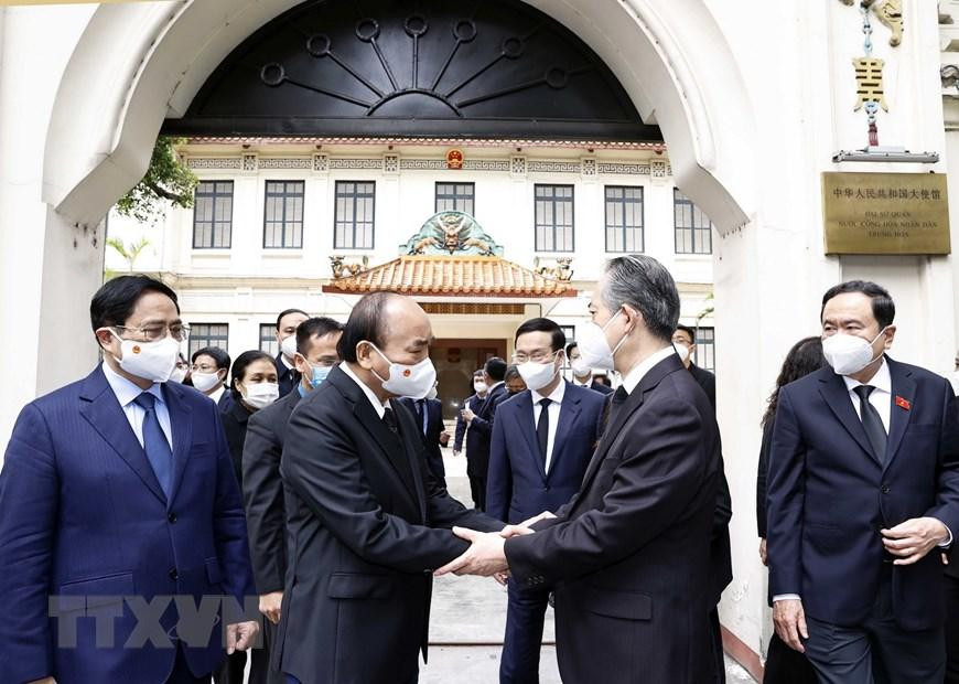 Lãnh đạo Đảng, Nhà nước, Chính phủ, Quốc hội, Mặt trận Tổ quốc Việt Nam do Chủ tịch nước Nguyễn Xuân Phúc dẫn đầu, chia buồn việc nguyên Tổng Bí thư, Chủ tịch Trung Quốc Giang Trạch Dân tại Đại sứ quán Trung Quốc tại Việt Nam. (Ảnh: Thống Nhất/TTXVN)