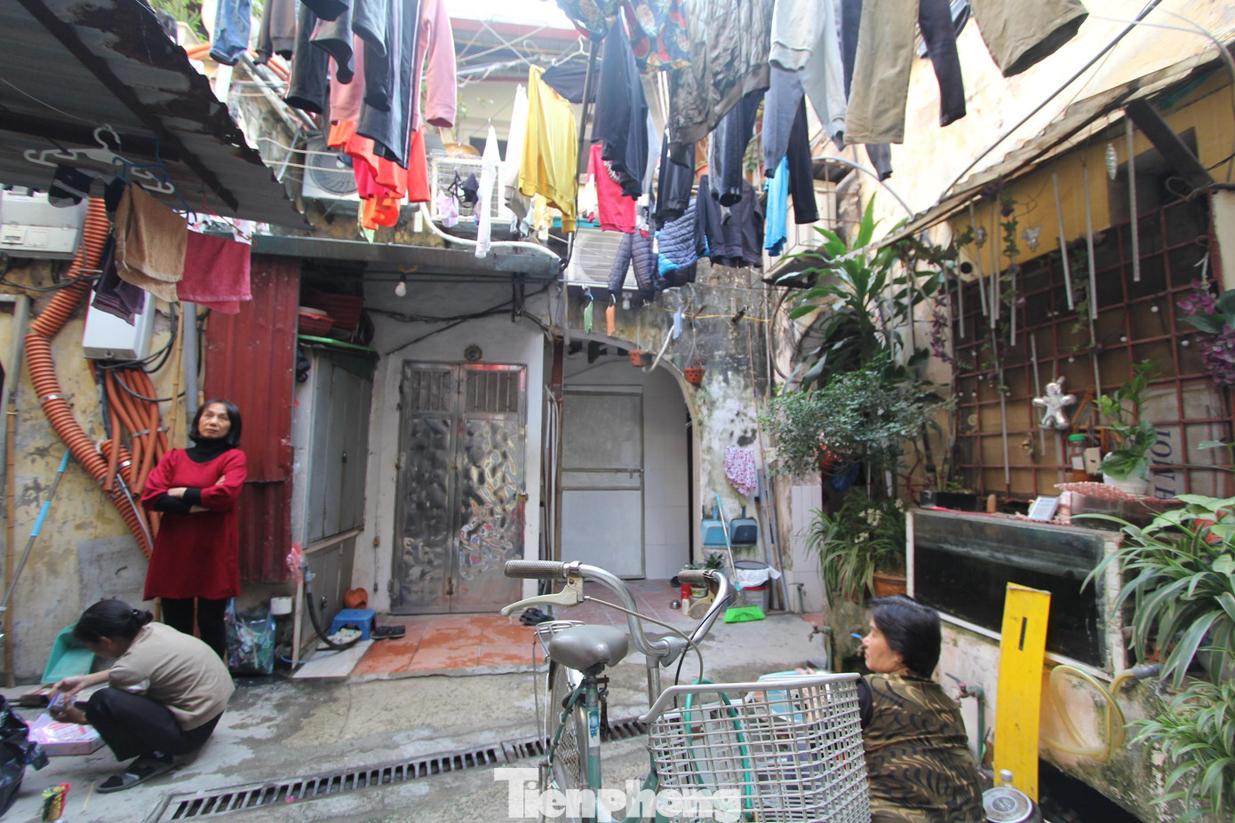 Nằm sâu trong con ngõ nhỏ của phường Văn Chương (quận Đống Đa, Hà Nội), Khu tập thể A4 được xây dựng từ những năm 60 của thế kỷ trước đang từng ngày xuống cấp nghiêm trọng.