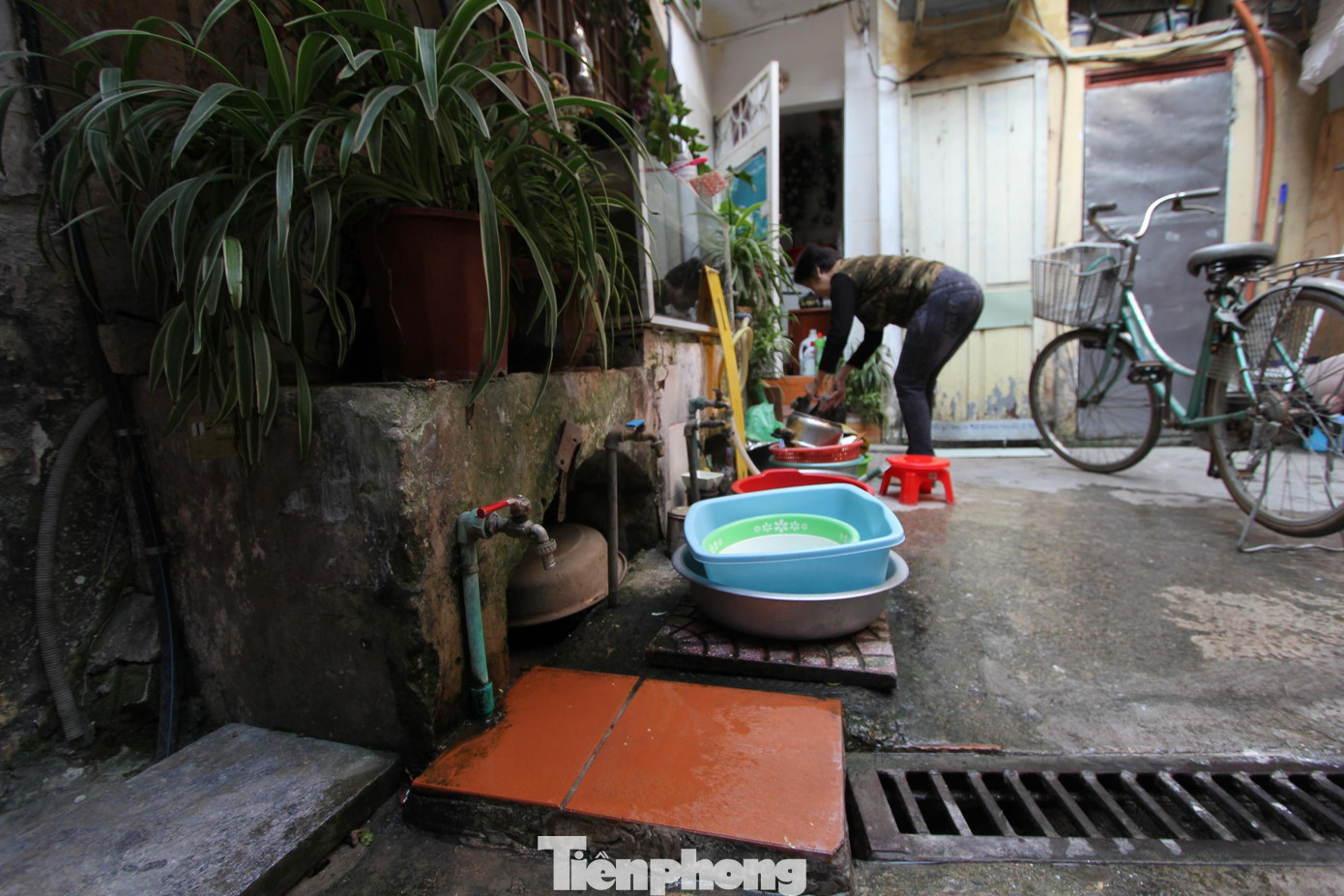 Các hộ dân trong Khu tập thể A4 hiện vẫn phải sử dụng bể nước sinh hoạt chung. Vào giờ tan tầm, thậm chí họ phải xếp hàng mới được sử dụng.