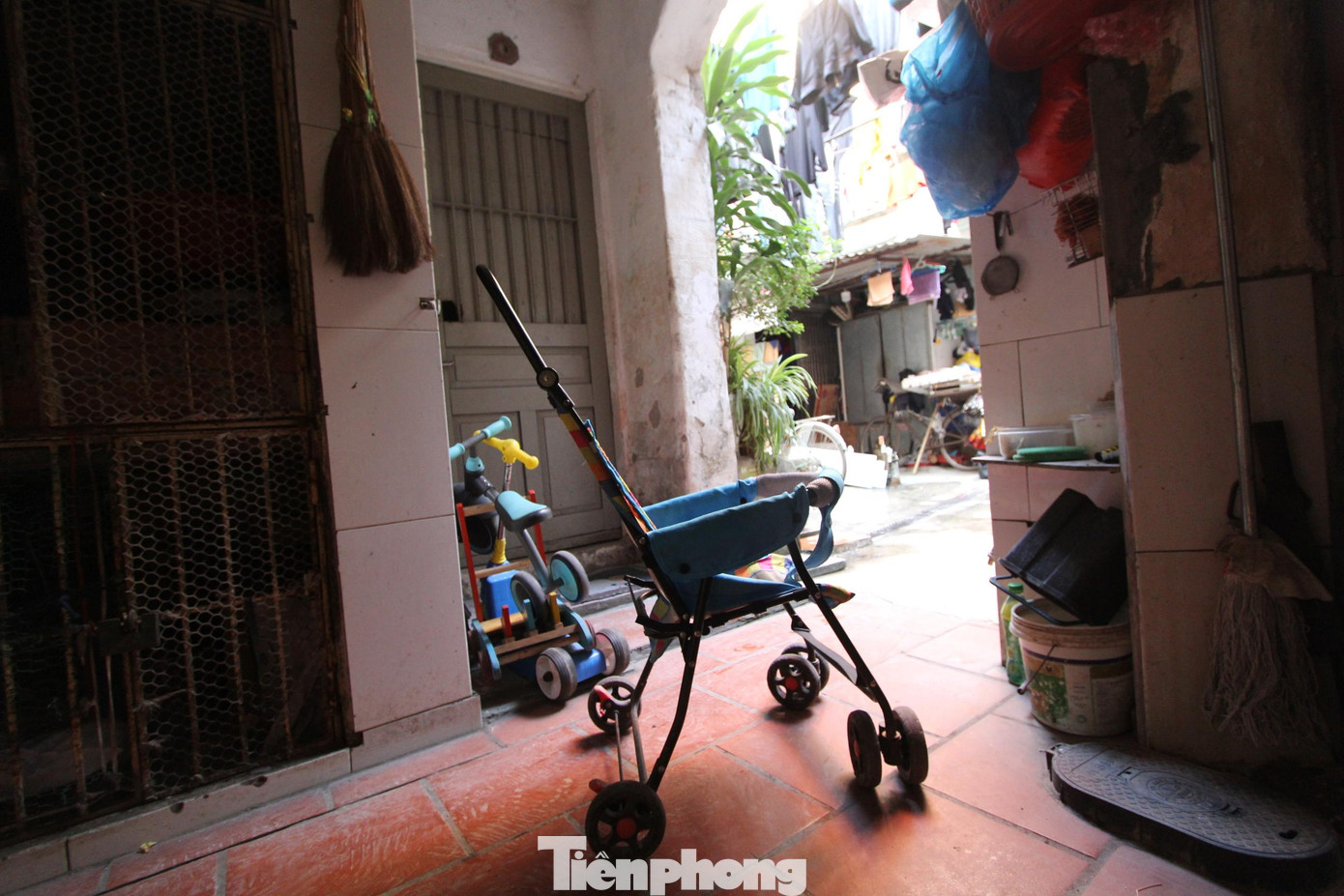 Sân chơi của trẻ em là điều xa xỉ ở Khu tập thể 60 năm tuổi này.