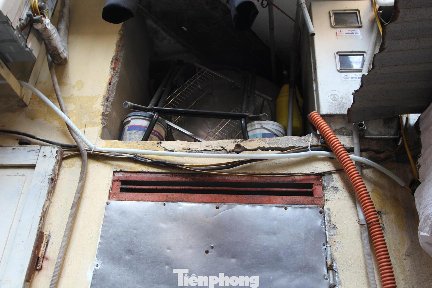 Các mảng tường trong khu tập thể từ lâu đã bong tróc, vôi vữa rơi lả tả.