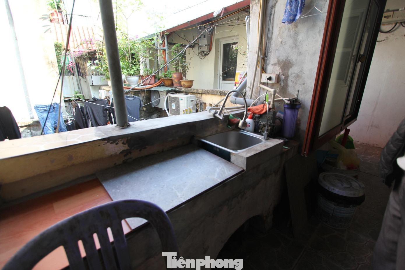 Do không có diện tích, nhiều hộ phải làm tủ bếp siêu mỏng, chưa đầy 1m2 ra ngoài hành lang.