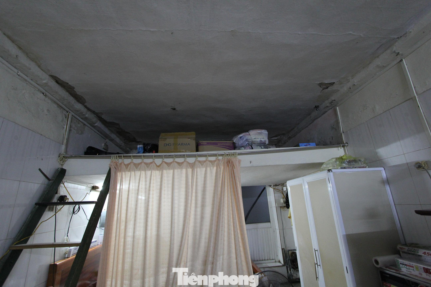 Vào mùa mưa, nước từ các kẽ tường thấm dột khắp nhà. Vì vậy, nhiều hộ phải làm thêm gác xép bên trên giường ngủ để chống thấm dột vào mùa mưa.
