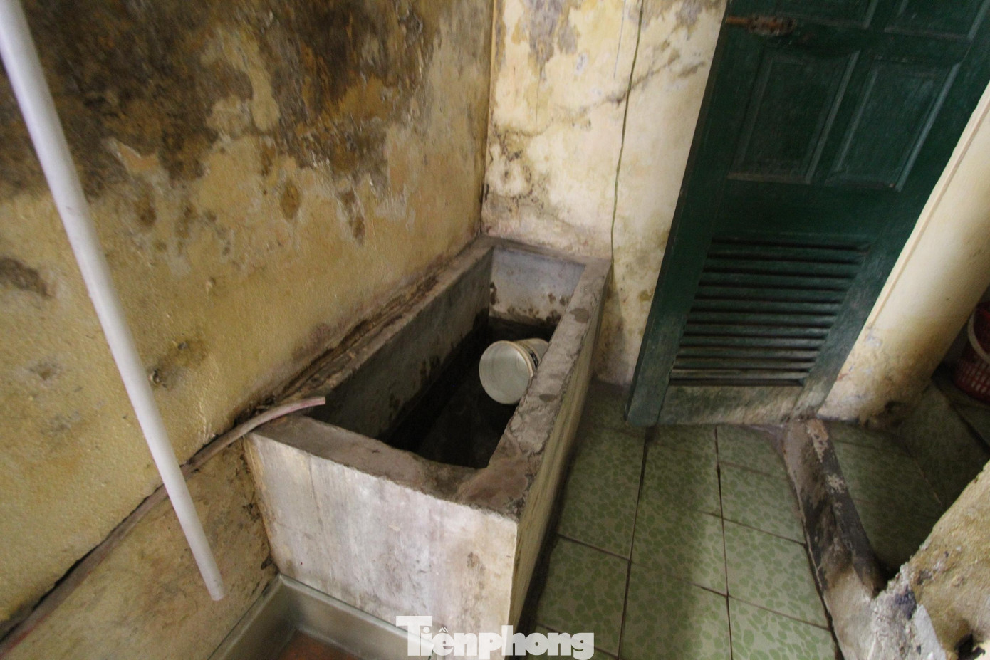 Nhà tắm, nhà vệ sinh tối tăm, ẩm thấp của Khu tập thể khiến nhiều người lắc đầu ngán ngẩm khi bước vào, nhất là vào mùa mưa hay các đợt cao điểm về sốt xuất huyết.