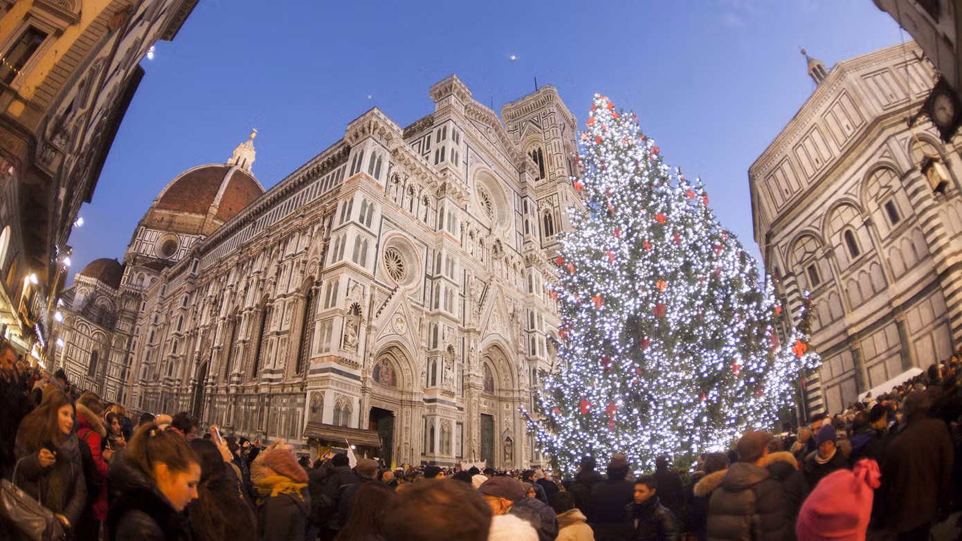 Trước nhà thờ Duomo ở Florence (Ý), bạn sẽ tìm thấy cây thông Noel nổi bật nhất trên đường phố của thành phố. Trước nhà thờ Duomo ở Florence (Ý), bạn sẽ tìm thấy cây thông Noel nổi bật nhất trên đường phố của thành phố.