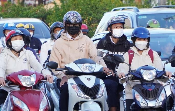 Nhiều người dân TP HCM thích thú trước không khí se lạnh của TP HCM trong những ngày cuối năm Nhiều người dân TP HCM thích thú trước không khí se lạnh của TP HCM trong những ngày cuối năm