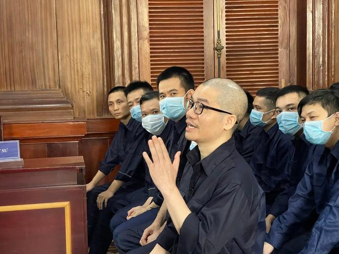 Nguyễn Thái Luyện tại phiên xét xử. Nguyễn Thái Luyện tại phiên xét xử.