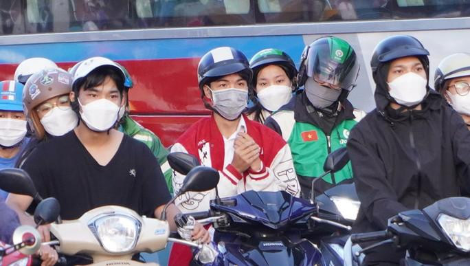 Một bạn trẻ xoa đôi bàn tay để làm ấm trong lúc dừng chờ đèn đỏ Một bạn trẻ xoa đôi bàn tay để làm ấm trong lúc dừng chờ đèn đỏ