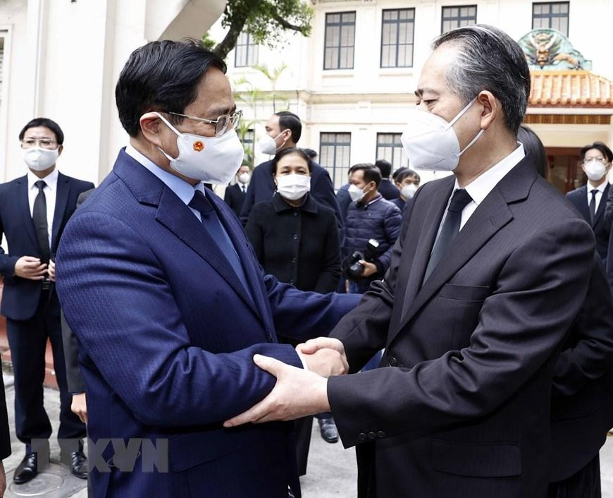 Thủ tướng Chính phủ Phạm Minh Chính chia buồn với Đại sứ Trung Quốc tại Việt Nam Hùng Ba. (Ảnh: Thống Nhất/TTXVN)