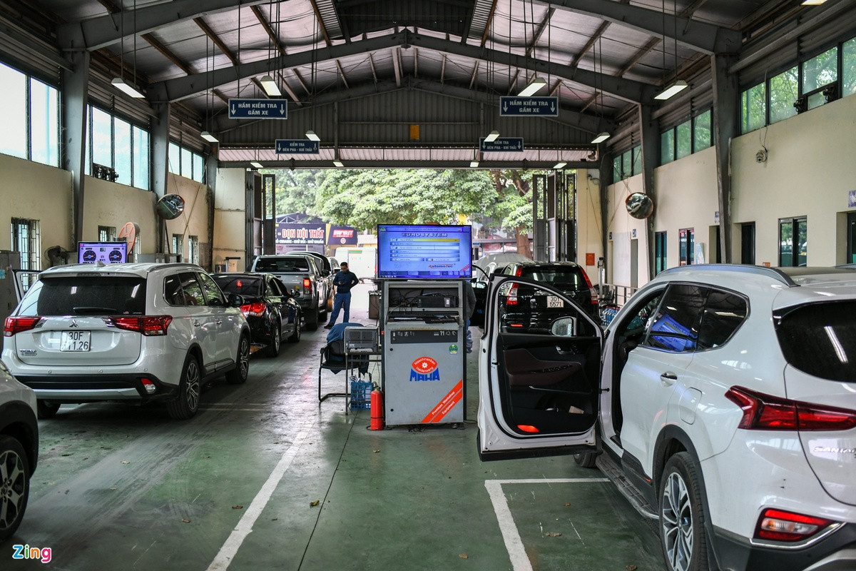 Thời gian đăng kiểm trung bình mỗi xe khoảng 30 phút, mỗi lượt 2 xe, nhiều tài xế phải chờ hơn 2 giờ mới tới lượt làm thủ tục.