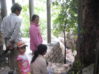 Nhiều người hiếu kỳ chen lấn đến miếu chỉ để coi gốc cây rồi về