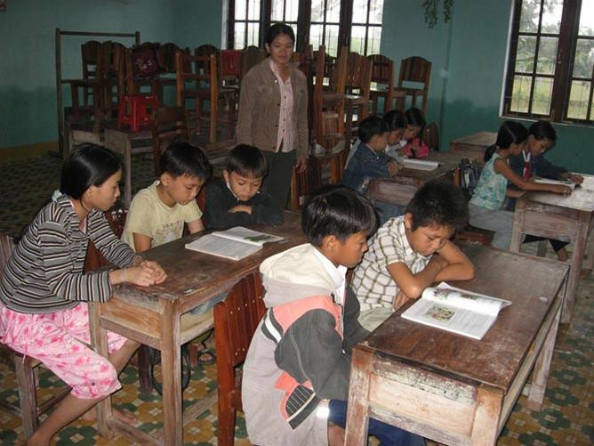 Học chung sách, viết chung vở sau lũ ở Quảng Nam