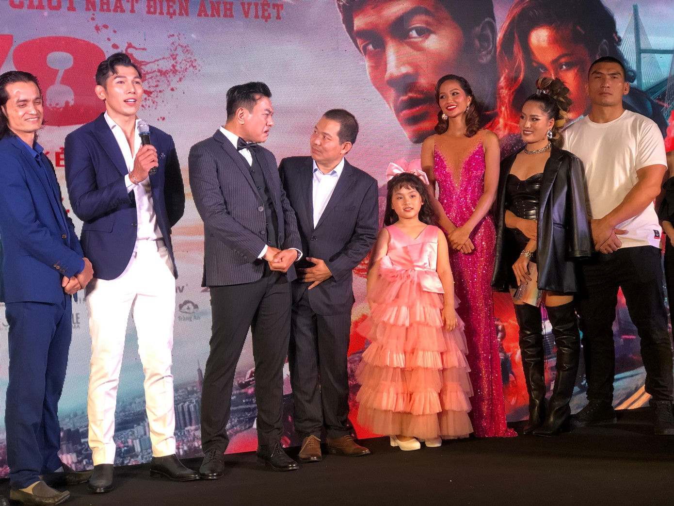 Siêu mẫu Ngọc Tình (cầm micro) giao lưu với khán giả tối 18/5. Ảnh: Thái An.