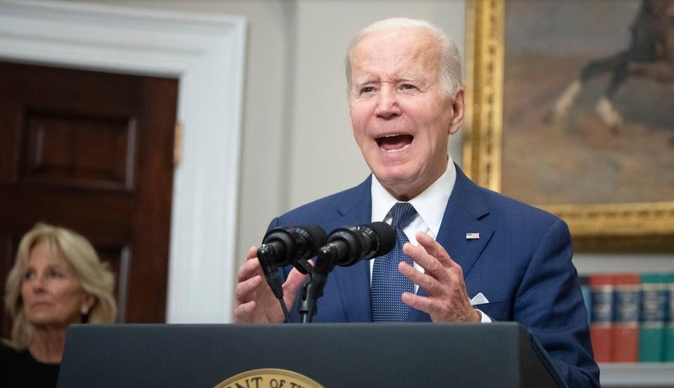 Tổng thống Mỹ Joe Biden ngày 25/5 có bài phát biểu xúc động về bạo lực súng đạn trong trường học. Ông đặt câu hỏi tại sao những vụ xả súng hàng loạt vẫn tiếp tục xảy ra ở Mỹ và yêu cầu áp dụng các biện pháp phòng chống hiệu quả hơn, trong đó có kiểm soát mua bán vũ khí. Ảnh: The New York Times.