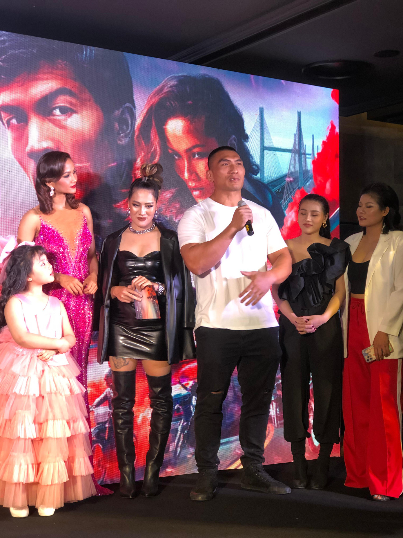 Vận động viên Hà Văn Hiếu (cầm micro) giao lưu với khán giả tối 18/5. Ảnh: Thái An.