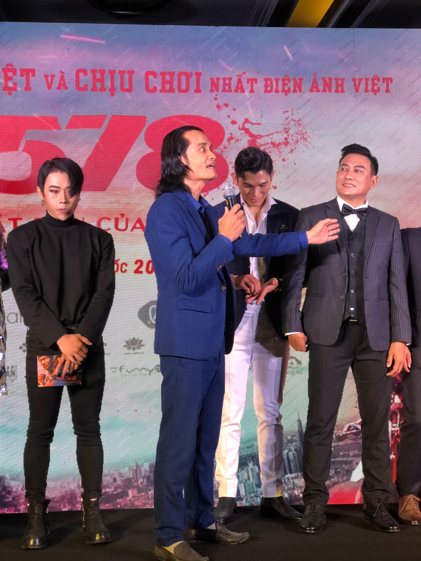 Võ sư Tuấn "Hạc" (cầm micro) giao lưu với khán giả tối 18/5. Ảnh: Thái An.