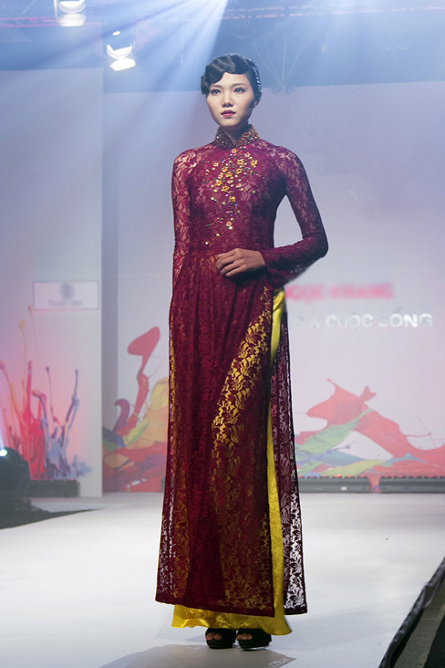 Dương Thanh rất xinh đẹp với áo dài ren màu đỏ đậm