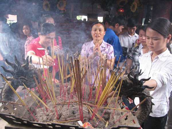 Người cắm người khấn. Ảnh: Trường Phong