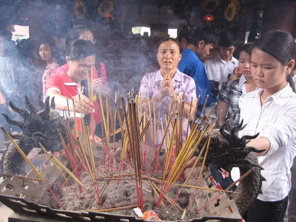 Người cắm người khấn. Ảnh: Trường Phong