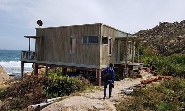 Một chòi nghỉ sát biển xây trái phép tại khu du lịch Bình Ba. Ảnh L.H. Một chòi nghỉ sát biển xây trái phép tại khu du lịch Bình Ba. Ảnh L.H.