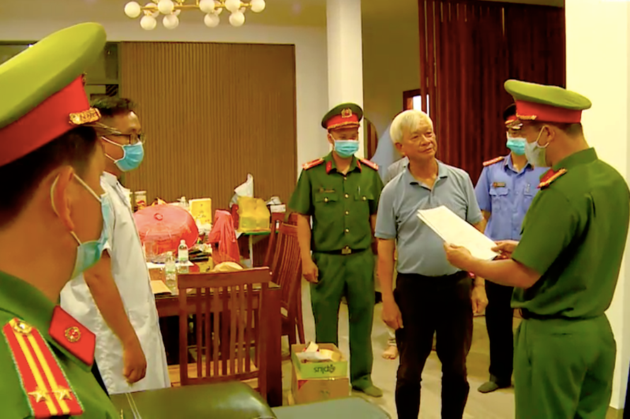 Công an đọc lệnh bắt cựu Chủ tịch UBND tỉnh Khánh Hoà Nguyễn Chiến Thắng (thứ 2 từ phải sang). Ảnh Công an Khánh Hoà cung cấp.
