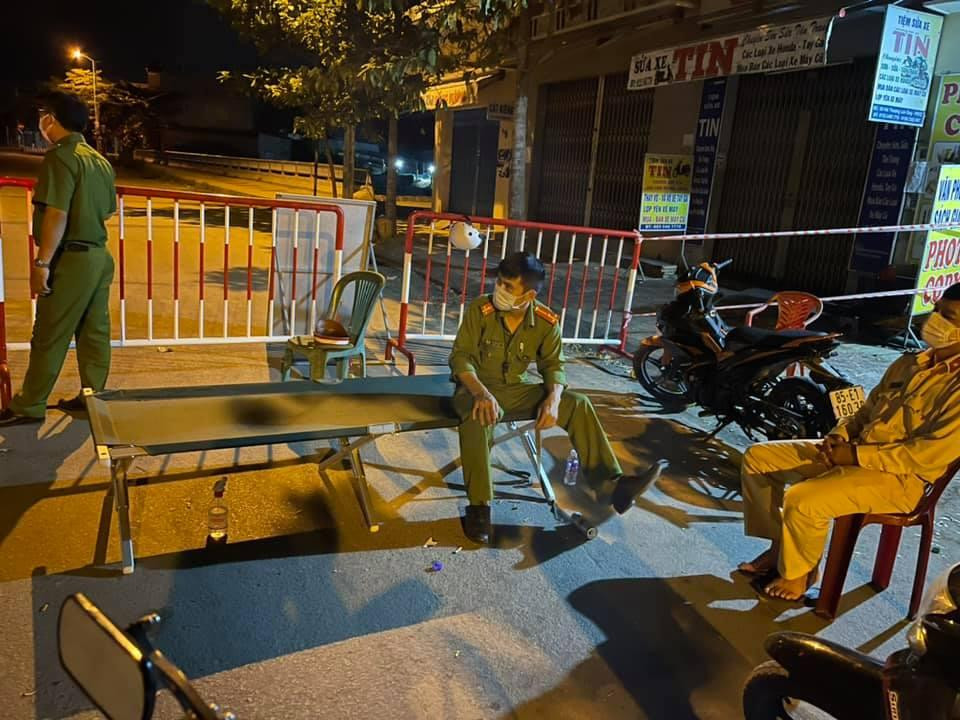 Lực lượng chức năng chốt chặn khu vực có ca mắc COVID - 19 ở phường Đông Hải. Ảnh L.H Lực lượng chức năng chốt chặn khu vực có ca mắc COVID - 19 ở phường Đông Hải. Ảnh L.H