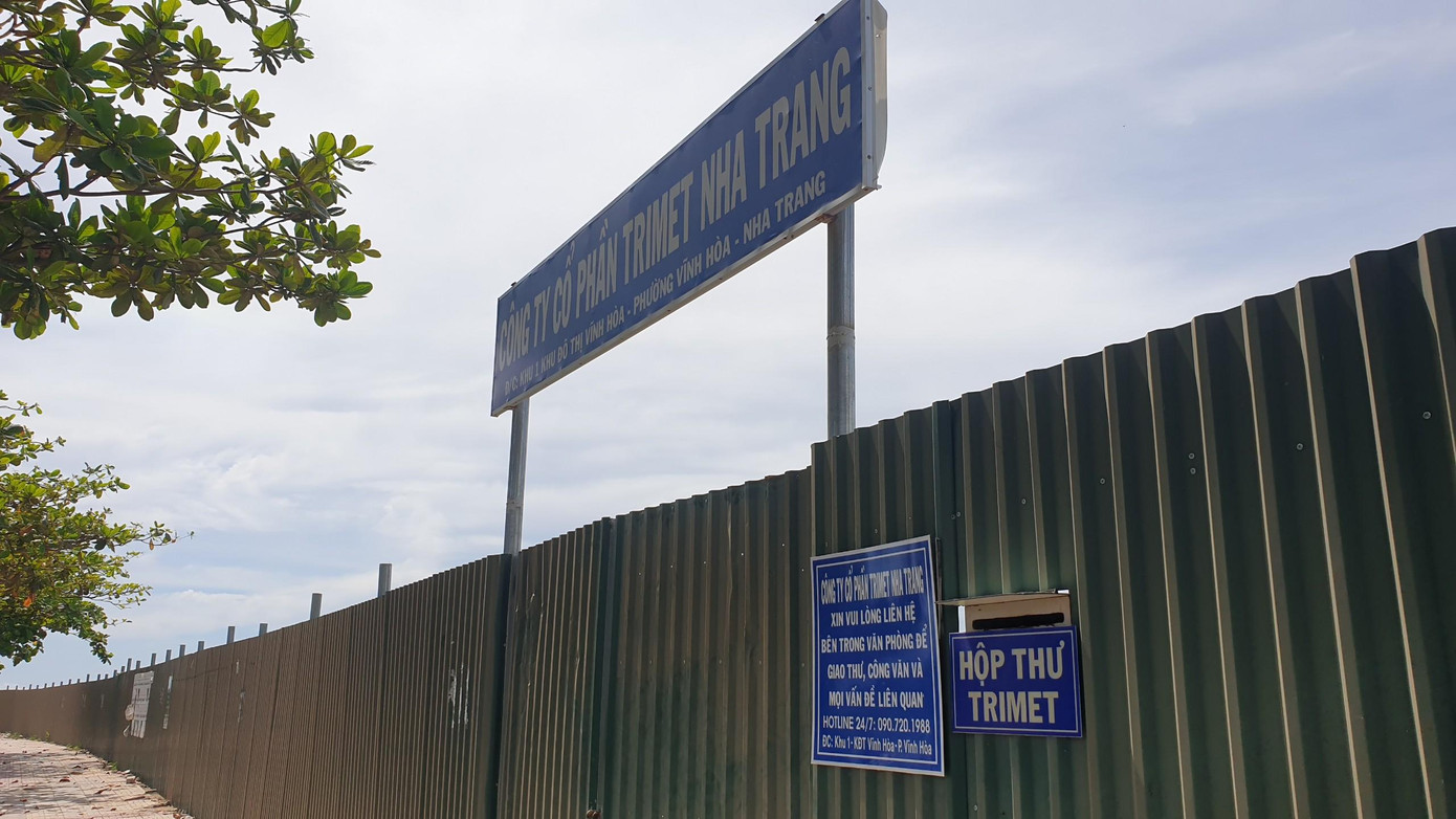 Chủ đầu tư cho quây tôn tại dự án Trimet Nha Trang. Ảnh: LỮ HỒ. Chủ đầu tư cho quây tôn tại dự án Trimet Nha Trang. Ảnh: LỮ HỒ.