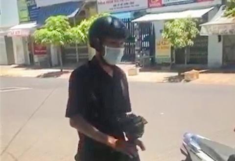Anh Em bị phường Vĩnh Hoà lập biên bản khi ra đường không có lý do chính đáng. Ảnh chụp lại clip.