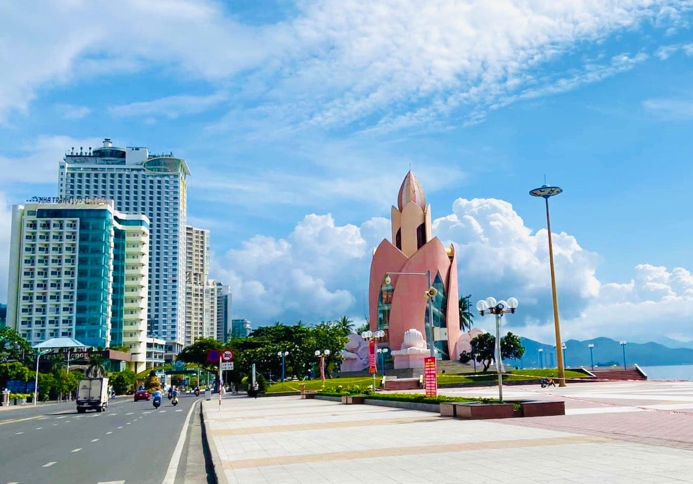 Tháp Trầm Hương nằm tại Quảng trường 2/4 và sát biển Nha Trang. Ảnh LỮ HỒ.