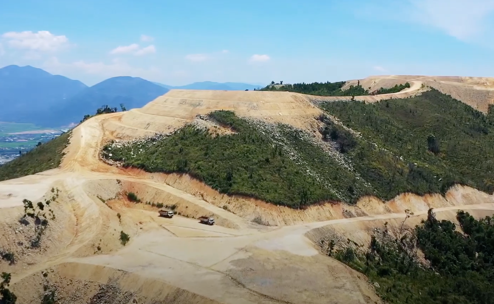 Núi Chín Khúc bị cạo trọc để làm dự án tâm linh. Ảnh LỮ HỒ.