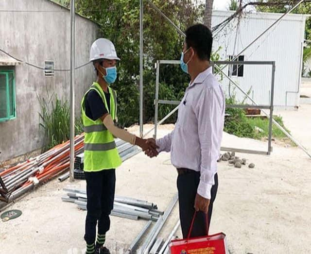 Ông Trần Lê Hữu Thọ (bên phải ảnh) đến công trường xin lỗi anh Trần Văn Em. Ảnh Thiên Bình.