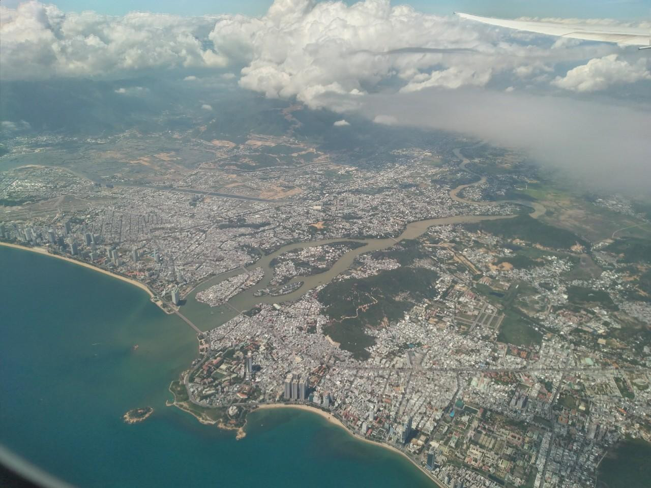 Không gian TP. Nha Trang hiện tại nhìn từ trên máy bay. Ảnh CÔNG HOAN.