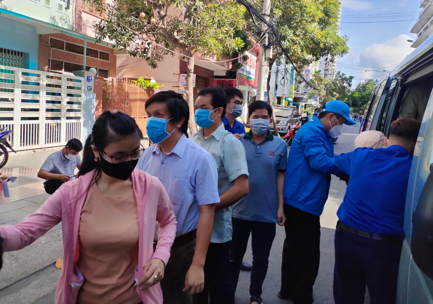 Thanh niên Khánh Hoà đưa đón người khiếm thị đi tiêm vắc xin phòng COVID - 19. Ảnh L.H Thanh niên Khánh Hoà đưa đón người khiếm thị đi tiêm vắc xin phòng COVID - 19. Ảnh L.H