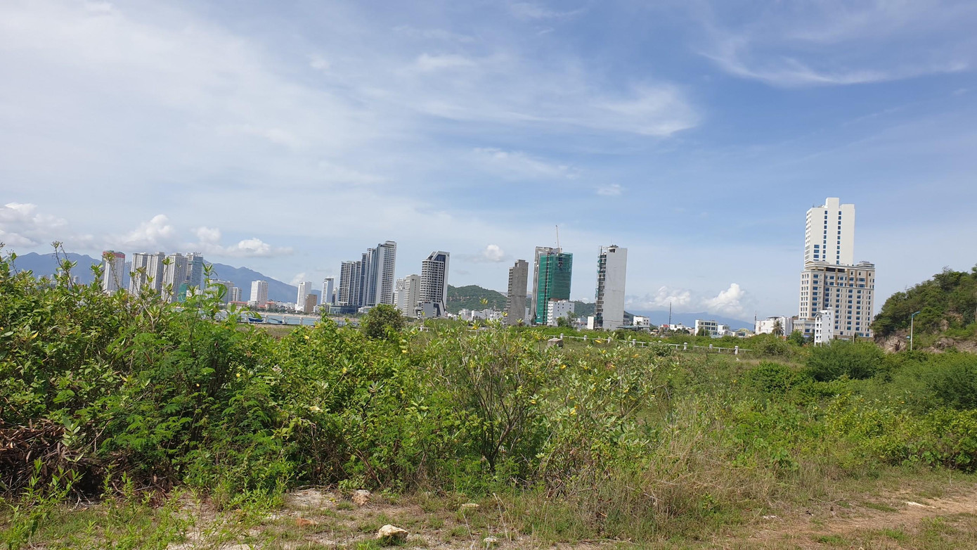 Đất vàng ven biển Nha Trang tại dự án Trimet Nha Trang bị bỏ hoang nhiều năm. Ảnh: LỮ HỒ. Đất vàng ven biển Nha Trang tại dự án Trimet Nha Trang bị bỏ hoang nhiều năm. Ảnh: LỮ HỒ.