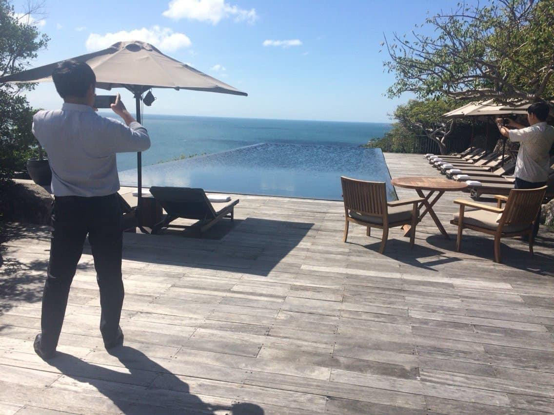 Cán bộ Sở TN-MT Ninh Thuận làm việc tại khu du lịch Amanoi. Ảnh C.H