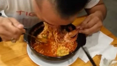  Các cửa hàng ăn uống phục vụ món mì cay nhiều cấp độ đang thu hút nhiều thực khách vì tò mò hơn là chất lượng dinh dưỡng và tác động đến sức khỏe của món ăn. (Ảnh từ Internet) 