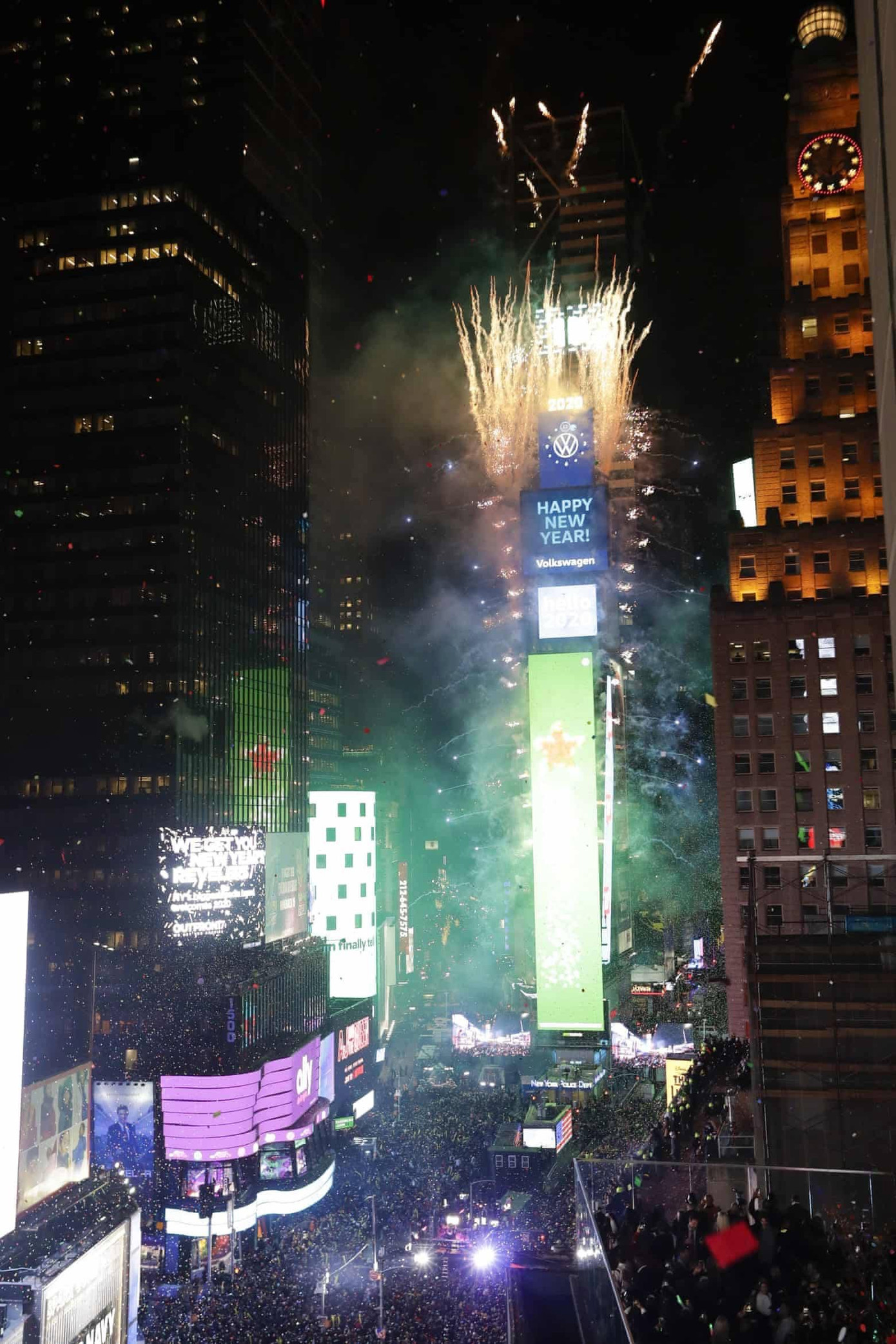 Người Mỹ đón năm mới trên Quảng trường Thời đại ảnh 8