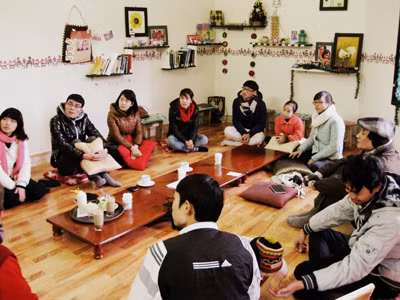 Lớp học tiếng Anh miễn phí tại quán cà phê Tea Talk luôn có thêm học viên mới. Lớp học tiếng Anh miễn phí tại quán cà phê Tea Talk luôn có thêm học viên mới