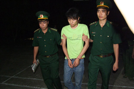 Tổ công tác Đồn Biên phòng Na Hình bắt giữ đối tượng Lê Văn Luyện.