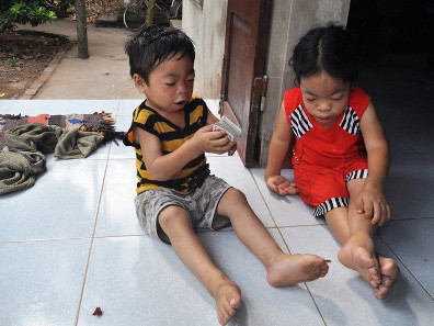 Hàng ngày hai chị em Loan và Duy quanh quẩn chơi với nhau..