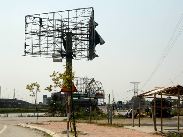 Dọc dài trên đường xuôi về mạn biển Nam Định và Thái Bình, những vết dấu tàn phá của cơn bão số 8 vẫn còn rõ rệt.