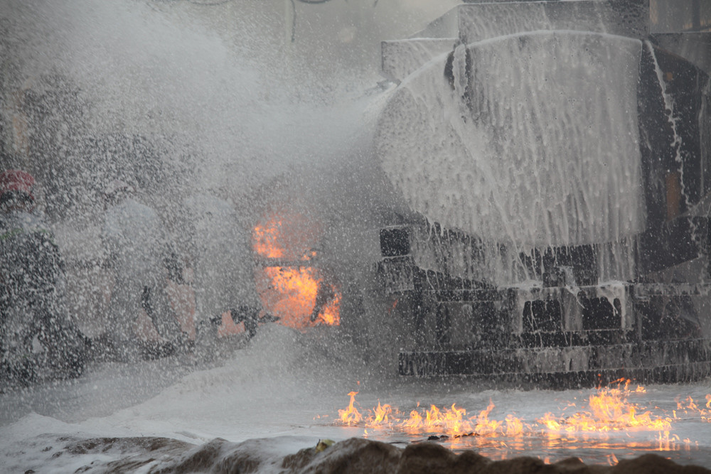 Rất đông người tham gia cứu hỏa, nhưng hơn 18h vẫn chưa dập được ngọn lửa. Ảnh: Minh Đức. Rất đông người tham gia cứu hỏa, nhưng hơn 18h vẫn chưa dập được ngọn lửa. Ảnh: Minh Đức