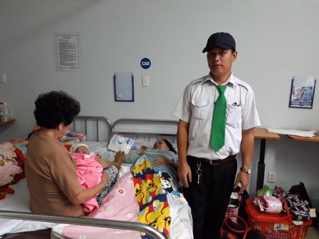 Hành trình của hai em bé chào đời trên taxi trong bão số 9 ảnh 1