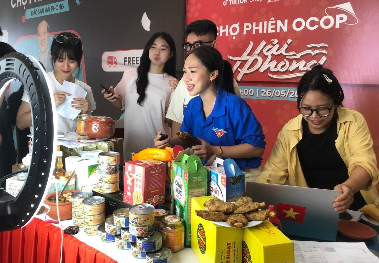 Theo quy định về pháp luật quản lý thuế hiện hành, cá nhân kinh doanh online nếu có phát sinh doanh thu trên 100 triệu đồng/năm thì thuộc diện phải nộp thuế giá trị gia tăng (GTGT) và thuế thu nhập cá nhân (TNCN). Ảnh: Lưu Trinh.